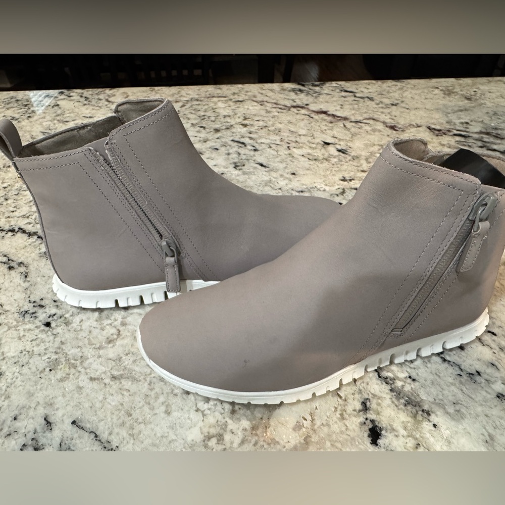 Colehaans water proof boots size 6 new